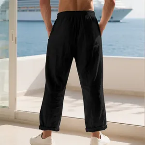 Vue arrière d'un pantalon décontracté en lin noir ample pour homme avec taille élastique.