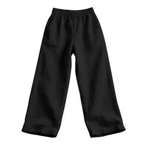 Détail du pantalon en lin noir à coupe ample avec taille élastique à cordon.