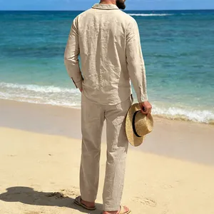 Vista trasera de un hombre con un conjunto de lino beige en una playa tropical