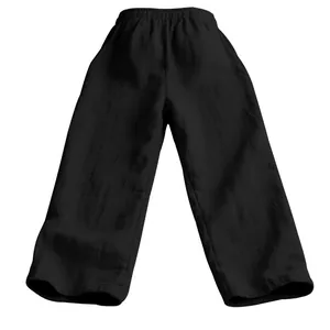 Vue de face du pantalon décontracté noir ample soulignant le lin texturé gaufré.