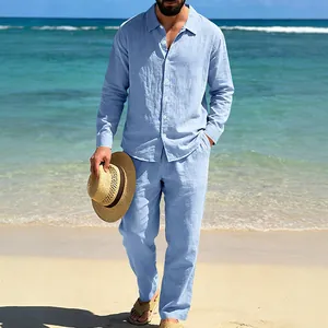 Conjunto de camisa y pantalón de lino azul claro para hombre en una soleada playa de vacaciones