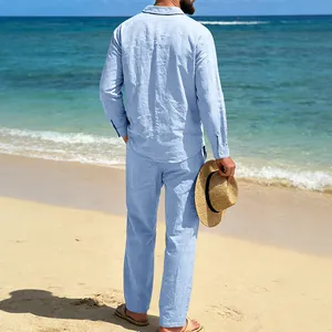 Vista trasera de un conjunto de lino azul claro para hombre en una playa soleada