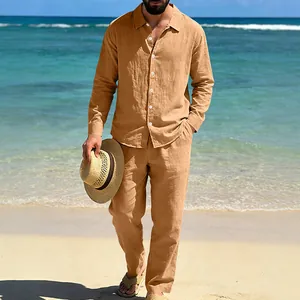 Conjunto relajado de dos piezas de camisa y pantalón de lino para hombre en la playa
