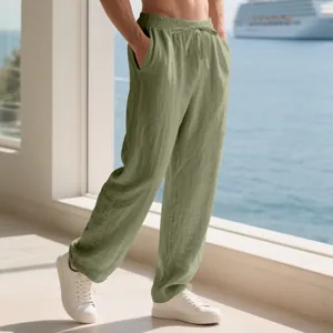 Gros plan d'un pantalon d'homme en lin vert olive avec cordon de serrage et coupe ample