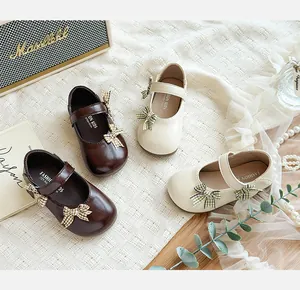 Detailansicht von Mädchen Mary Jane Schuhen mit Schleife in Braun und Creme
