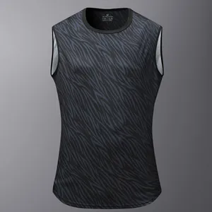 Detailansicht eines schnelltrocknenden Sport-Tanktops für Herren mit Tigerstreifen-Muster