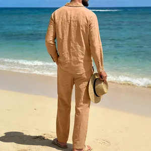 Vista trasera de un conjunto de camisa y pantalón de lino para hombre en la playa