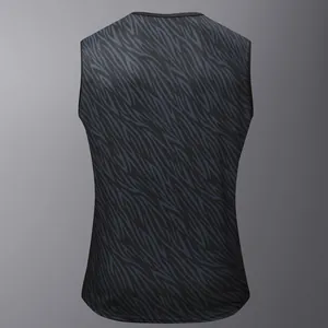 Rückenansicht eines schnelltrocknenden Sport-Tops für Herren mit Tigerstreifenmuster