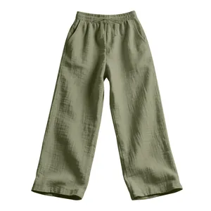 Gros plan d'un pantalon décontracté vert olive avec texture mousseline et cordon de serrage.