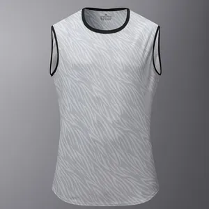 Detailansicht eines ärmellosen Herren-Tanktops mit schnelltrocknendem Stoff und Tigerprint