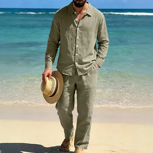 Vista detallada del conjunto de camisa y pantalón de lino informal para hombre