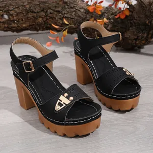 Elegante schwarze Plateau-Sandalen für Damen mit klobigem Blockabsatz in Holzoptik