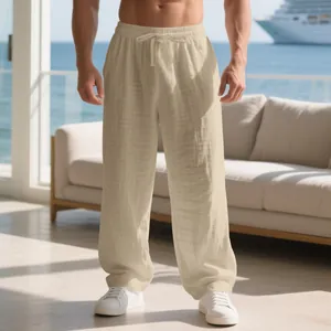 Pantalon en lin beige ample pour homme avec taille à cordon dans un décor côtier