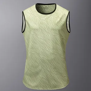 Detail des schnell trocknenden Herren Sport-Tanktops mit grünem Zebradruck und schwarzem Saum