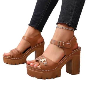 Modische braune Sandalen mit hohem Blockabsatz und Plateau für Damen mit Schnalle