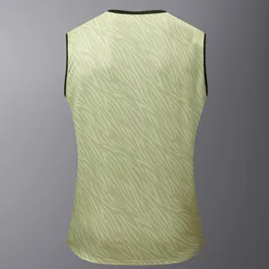 Detaillierte Rückansicht des schnelltrocknenden Herren-Tanktops mit Tigermuster und Trim