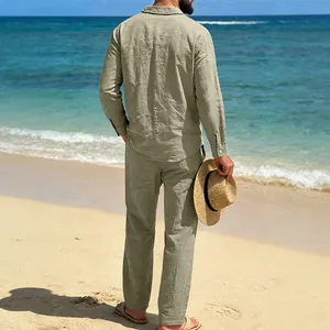 Vista trasera de hombre en conjunto de lino caqui en la playa, muestra la caída natural.