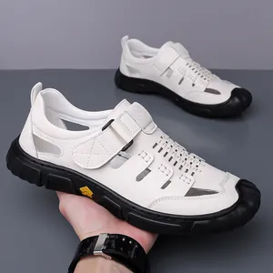 Professionelle atmungsaktive weiße Herren-Trekkingsandalen mit schwarzer Gummisohle.