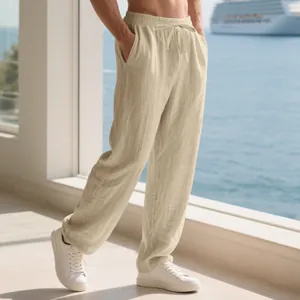 Gros plan d'un pantalon décontracté en lin beige pour homme, look de vacances