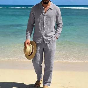 Conjunto de vacaciones informal de lino gris para hombres en una playa muy soleada hoy