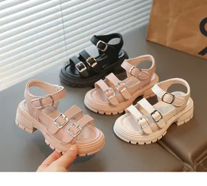 Détail de sandales à plateforme épaisse en noir, rose et beige avec brides à boucle
