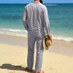 Detalle de la vista posterior de un conjunto de lino gris para hombre en la playa.