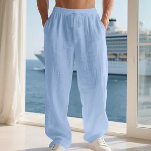 Détail d'un pantalon en lin bleu clair pour homme avec cordon de serrage