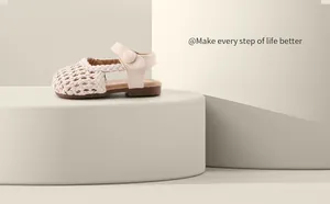 Nahaufnahme detail der atmungsaktiven creme geflochtenen sandalen für baby mädchen