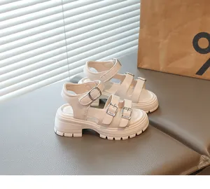 Détail de sandales romaines blanches à plateforme avec boucles argentées réglables.
