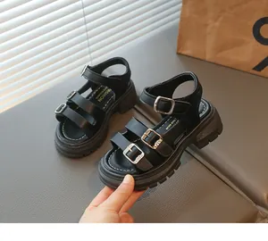 Détail rapproché de sandales romaines à plateforme noires avec brides à boucle réglables