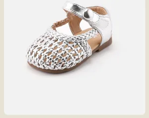 Detailansicht silber gewebte geschlossene Sandalen für Kleinkinder mit weicher Sohle