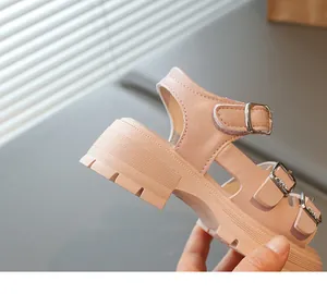 Détail d'une sandale romaine rose à plateforme avec boucle en strass et semelle