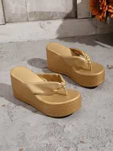 Tongs dorées à semelle compensée pour femmes avec brides rembourrées et texture
