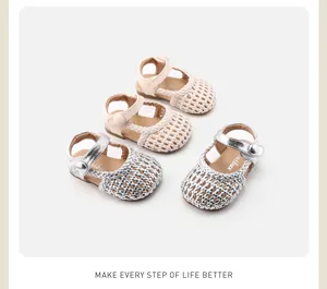 Detailansicht atmungsaktive geflochtene Babysandalen in Silber und Beige