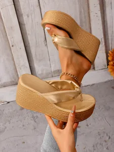 Sandales compensées dorées à plateforme avec texture tressée et brides métalliques