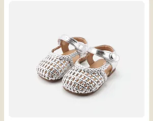 Silberne geflochtene geschlossene Kleinkindersandalen mit weicher Sohle für Mädchen
