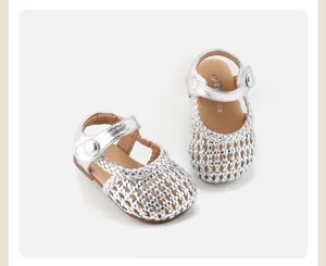 Detailansicht silberner geflochtener Lauflernschuhe für Babys mit weicher rutschfester Sohle