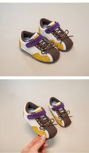 Detailansicht der Retro-Mesh-Sneaker für Mädchen mit lila Klettverschluss und Akzenten