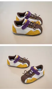 Seiten- und Draufsicht auf Retro-Mädchen-Sneaker mit violettem Klettverschluss