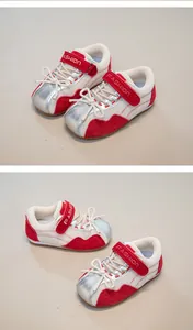 Detailansicht der Retro-Sneaker für Mädchen mit rotem Wildleder und Silber.
