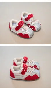 Detailansicht der rot-weißen Retro-Babysneaker aus Mesh mit Klettverschluss und weicher Sohle