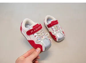 Nahaufnahme roter und weißer Retro-Sneaker für Mädchen mit Mesh und Klettverschluss