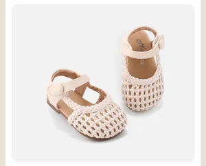 Beige gewebte Kleinkindersandalen mit atmungsaktivem geschlossenen Zehenbereich und weicher Sohle