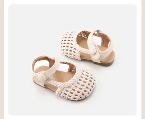 Detailansicht der cremefarbenen, gewebten Kleinkindersandalen mit weicher Sohle und Klettverschluss