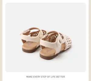 Atmungsaktive gewebte Kleinkindersandalen in Creme mit weicher Sohle für den Sommer