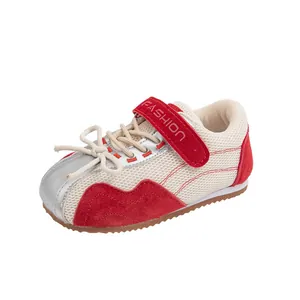 Retro-Turnschuhe für Kleinkinder in Rot und Beige mit praktischem Klettverschluss