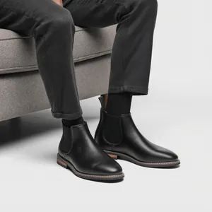 Gros plan de bottines Chelsea classiques en cuir noir pour hommes style chic