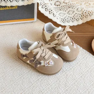 Baskets de style GAT pour fillettes en kaki avec des détails de nœuds à carreaux