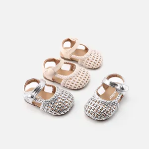 Weiche gewebte Lauflernsandalen für Babymädchen in Cremeweiß und metallischem Silberfinish
