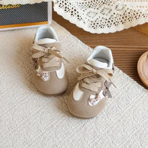 Baskets GAT élégantes pour filles avec de jolis nœuds à carreaux en marron et blanc